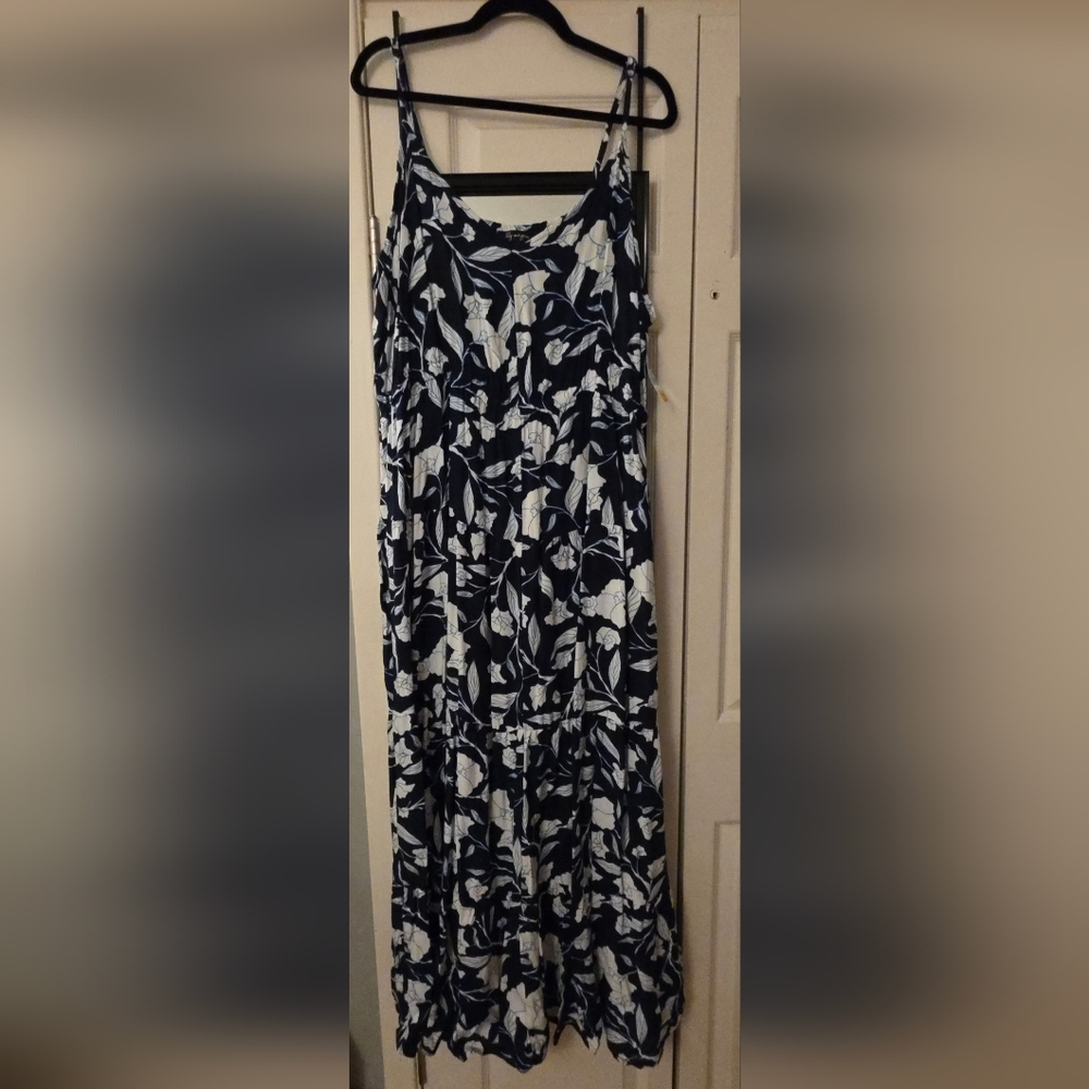 2X Floral Navy and White Tiered Maxi Dress